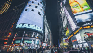 Perspectiva de baixo para cima de telão da Nasdaq, em Nova York, alusivo ás ações de empresas dos EUA para investir via BDRs em abril