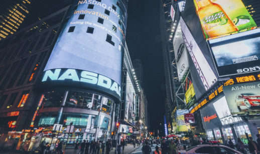 Perspectiva de baixo para cima de telão da Nasdaq, em Nova York, alusivo ás ações de empresas dos EUA para investir via BDRs em abril