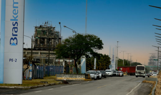Entrada de unidade da Braskem, que busca alguém para sua compra, na Bahia, com céu azul