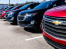 Fileira de SUVs da Chevrolet, com destaque para o logo, marca da GM, que teve lucro