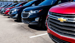 Fileira de SUVs da Chevrolet, com destaque para o logo, marca da GM, que teve lucro