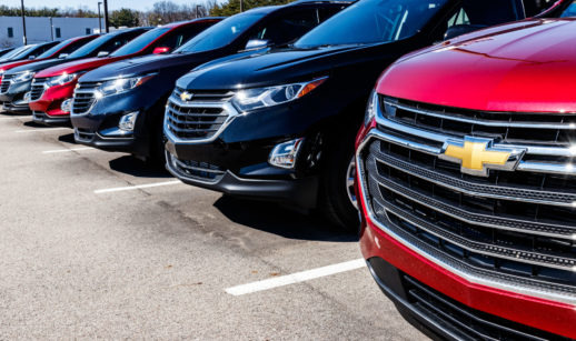 Fileira de SUVs da Chevrolet, com destaque para o logo, marca da GM, que teve lucro