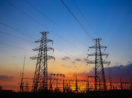 Pôr do sol com as silhuetas de torres de transmissão de energia, alusivo à manutenção do rating da S&P Global para a Eletrobras