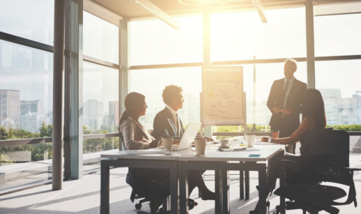 Silhueta de executivos em reunião com sol raiando atrás, alusivo aos investimentos de fundos em empresas