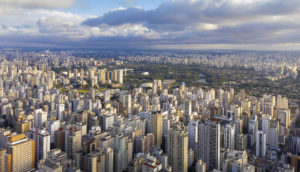 Aérea de São Paulo, com vista de prédios e o Parque Ibirapuera ao fundo, alusivo aos fundos imobiliários para investir em abril