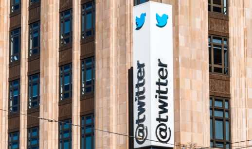 Fachada da sede do Twitter, que terá Elon Musk como diretor, nos Estados Unidos, com destaque para totem com logo da empresa e o escrito "@twitter"