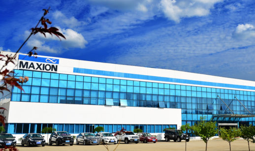 Fachada de fábrica da Iochpe-Maxion, na China, com céu azul ao fundo