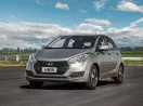 Hyundai HB20, líder entre carros mais vendidos do Brasil em maio, prata andando em estrada com o céu azul e nuvens