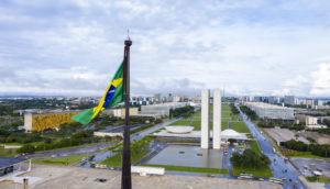 Praça dos Três Poderes com destaque para a bandeira do Brasil, alusivo ao Governo Central