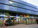 Fachada de prédio da Petrobras em Salvador, na Bahia, com logo em verde e amarelo com fundo azul em destaque