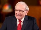 Warren Buffett sorrindo de frente