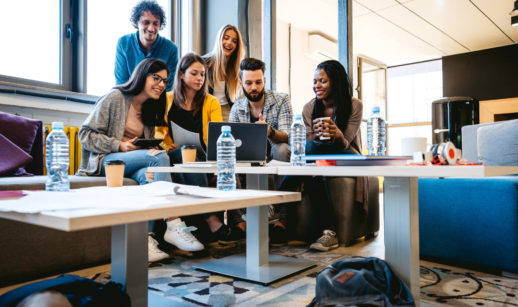Universitários reunidos em sala, alusivo ao Desafio Top Gestor