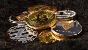 Conceito de criptomoedas empilhadas em terra