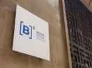 Fachada da B3, a bolsa de valores brasileira, com destaque para placa com o logo da empresa, cujo ticker das ações é B3SA3