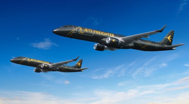 Dois E-Jets da Embraer convertidos em cargueiros na cor preta, voando com céu azul