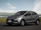 Hyundai HB20 cinza escuro em pista com céu azul atrás