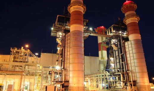 Duas chaminés da Termofortaleza, comprada pela Eneva, à noite, iluminadas