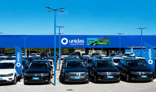 Fachada de loja da Unidas, que está sendo combinada com a Localiza, e frota de carros na frente