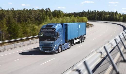 Um dos caminhões da Volvo movidos a hidrogênio, na cor azul, andando em pista de teste