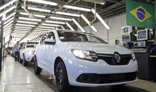 Renault Sandero branco em linha de fábrica no Paraná, onde será produzido novo SUV