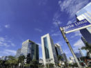 Perspectiva de baixo para cima de placa da Avenida Brigadeiro Faria Lima, em São Paulo, onde a taxa de vacância de imóveis corporativos tem caído