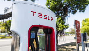 Totem de estação de carregamento de veículos da Tesla, que teve alta no lucro