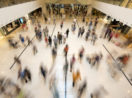 Interior de shopping movimentado, alusivo ao setor varejista
