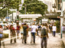 Pessoas em movimento andando pela Avenida Paulista, em São Paulo, alusivo ao emprego