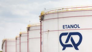 Tanques de etanol da Copersucar, que criou a joint venture Evolua com a Vibra Energia, na cor branca