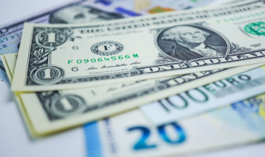 Notas de dólar e euro sobrepostas