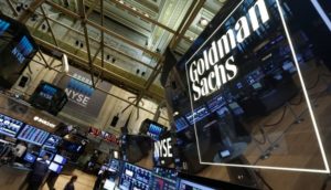 Interior do Goldman Sachs, com destaque de painel de acrílico com logo do banco em branco