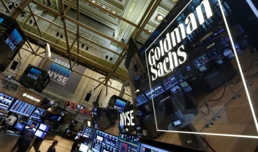Interior do Goldman Sachs, com destaque de painel de acrílico com logo do banco em branco