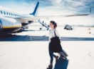 Passageira caminha para avião, alusivo às férias com cobertura do seguro viagem