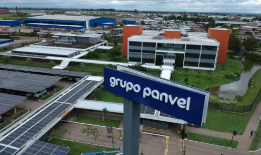 Aérea de complexo da Panvel, com destaque para letreiro enorme com fundo azul e escritos "grupo panvel" em branco