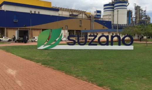 Fachada de fábrica da Suzano, que teve resultados acima do esperado para o 2º trimestre, com destaque para o letreiro
