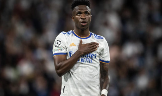 Vinícius Júnior, de uniforme do Real Madrid, batendo no peito