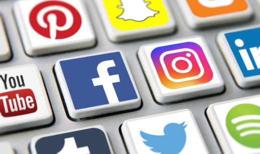 Close de apps de celular em teclado, com destaque para o Facebook, que emitirá bônus