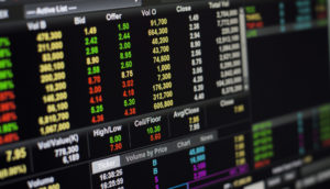 Tela de home broker aberta com números e letras de diferentes cores com fundo preto, alusivo às ações do Assaí e da CSN que entraram para as top picks do Safra