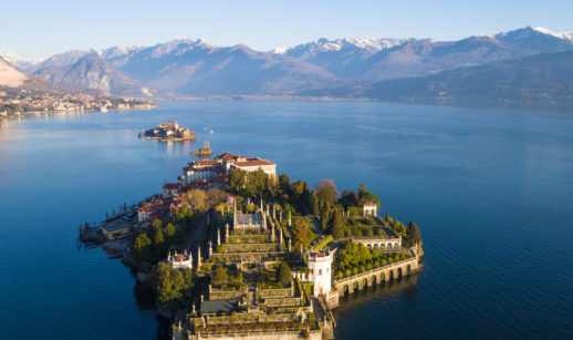 Aérea de ilhas na Itália com lagoa e montanhas ao fundo, alusivo ao local em que golpistas criaram um país falso, o Estado Teocrático de San Giorgio