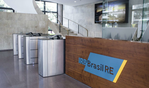 Balcão de madeira da IRB Brasil RE (IRBR3)