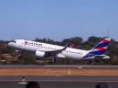Avião da Latam, que teve prejuízo no 2º trimestre, na cor branca com logo em destaque em pista de aeroporto