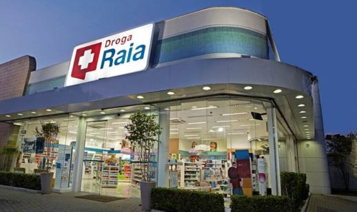 Fachada de farmácia da Raia Drogasil (RADL3), à noite