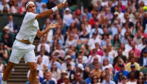 Roger Federer durante jogo de tênis em Wimbledon, alusivo á sua última raquetada antes da aposentadoria