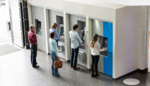 Pessoas no caixa eletrônico