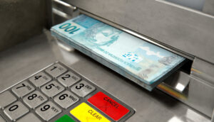 Retirada de notas de real em caixa eletrônico