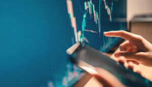 Investidor analisa gráfico no computador