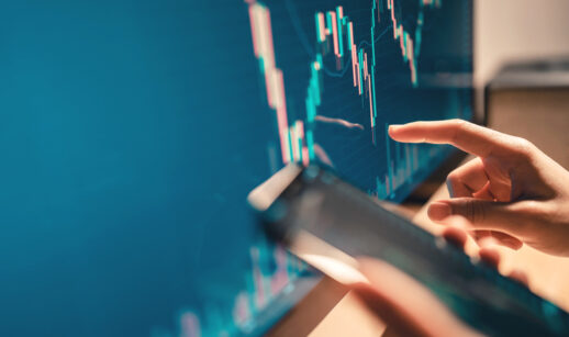 Mulher olhando um gráfico financeiro no celular