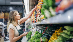 mulher no supermercado