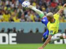 Richarlison marcando o segundo gol na estreia da seleção