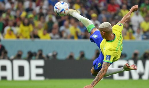 Richarlison marcando o segundo gol na estreia da seleção